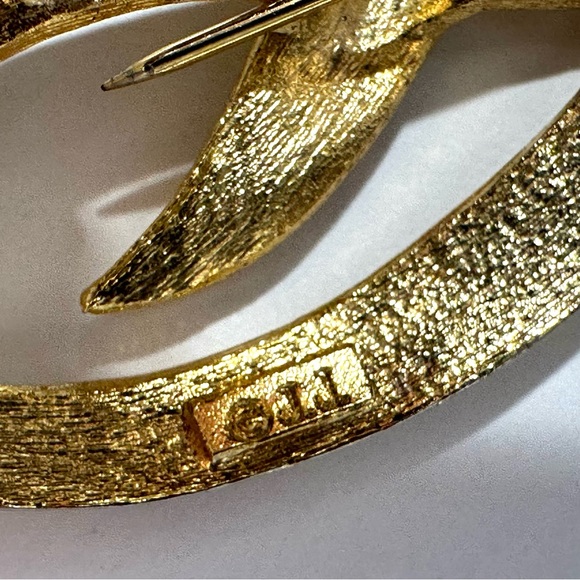 Vintage JJ Jonette Gold Tone Brooch Lapel Pin Twisted Ribbon Shape Unisex - Picture 5 of 5